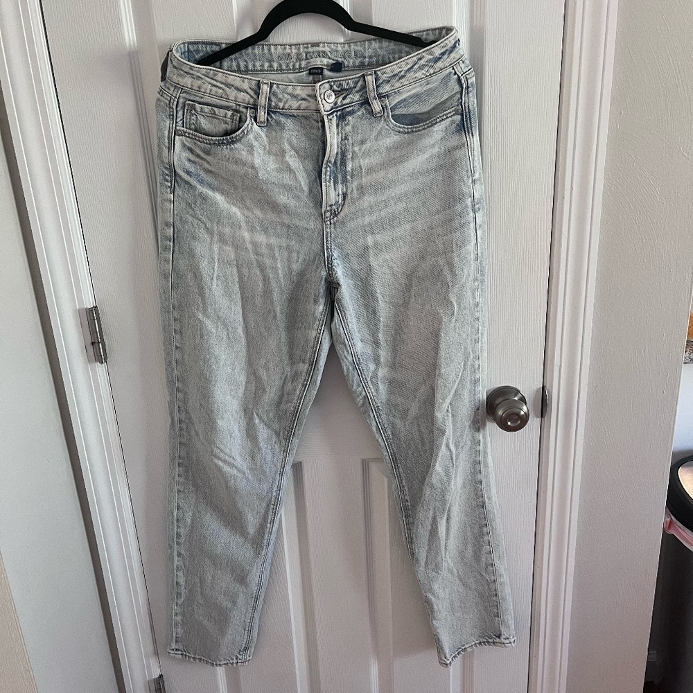 American Eagle Women's Strigid Mom Jean Size 10 long light wash